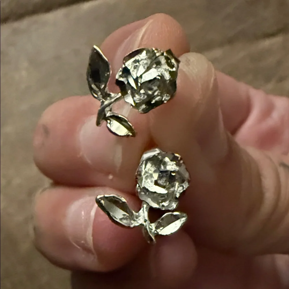 Vintage Silver Rose Stud Earrings - Silver Floral Vintage - Picture 3 of 5
